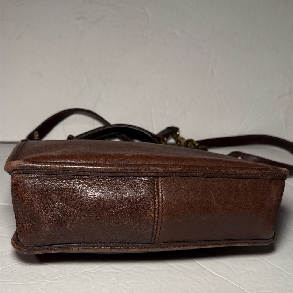 Coach Vintage Willis 9927 Brown Leather Messenger Bag with Gold Turn Lock - Picture 3 of 13
